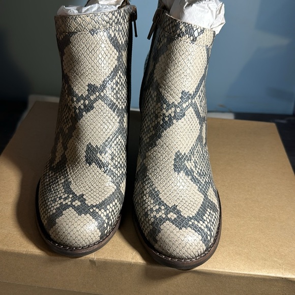 NWT snake print boots - Picture 2 of 7